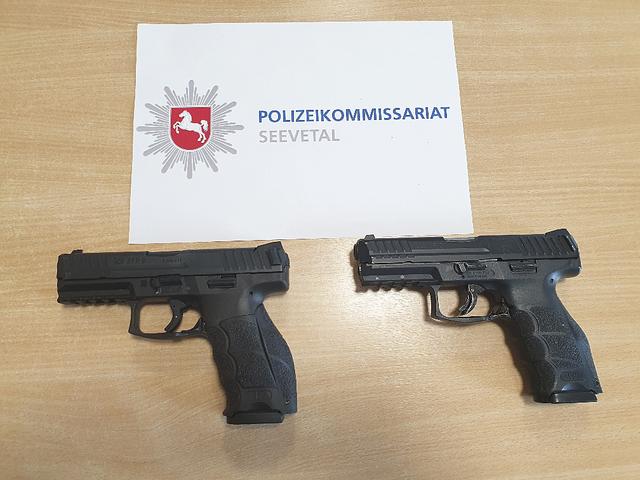 Die sichergestellte Pistole (rechts) ist von einer echten Dienstwaffe der Polizei kaum zu unterscheiden