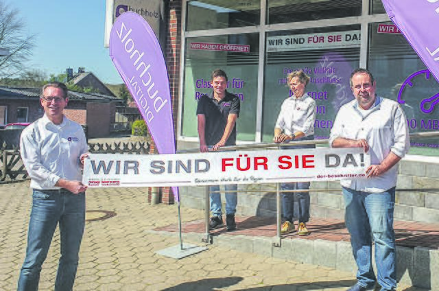 Christoph Pulss (li.), Kevin Kitroschat, Heidrun Hartung und Jan Bauer von Buchholz Digital in Nenndorf | Foto: Roesnick