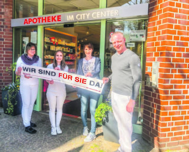 Birgit Hofstede (v.li.) , Julia Hinzmann,  Claudia Dreger und Felix Günther sind ein „Quarantäneteam“ von der Apotheke im City Center (Breite Str. 11a) Buchholz | Foto: Falke