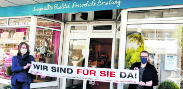 Das Textilhaus Derboven, Neue Straße 19 in Buchholz: Meike Liebig (li.) und Christine Fricke | Foto: Roesnick