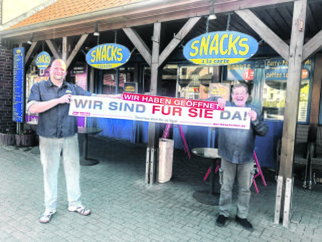 Uwe Scheffler (li.) und Klaus-Jörg Bode von Snacks a la carte (Hamburger Str. 2a) in Buchholz | Foto: Falke