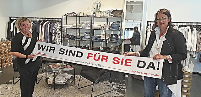 Antje Borgwardt (re.) und ihre Geschäftspartnerin Marlis Leuker von „ZOSO“Modeladen LP 13 (Lindenpassage) in Buchholz | Foto: Roesnick