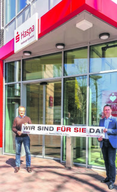 Reinhard Lackner (li.) und Ivan Pucic von der Haspa Buchholz | Foto: Roesnick