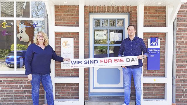 Britta Matthies von der Geschäftsstelle des Töster Kreises und Timo Wegner von der AXA-Versicherungsagentur in Tostedt | Foto: Dodenhoff