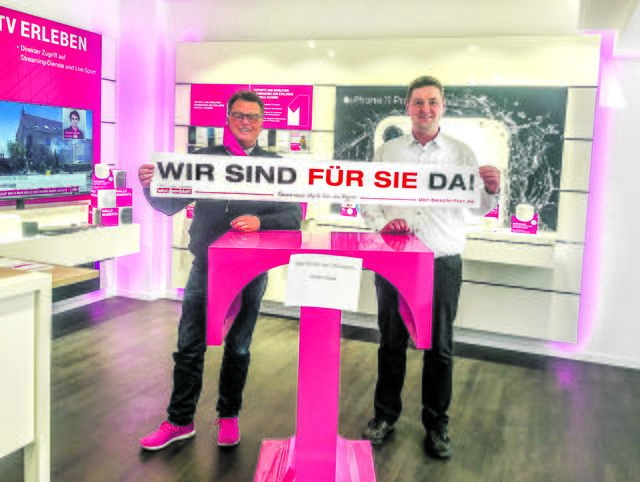 Freddy Brühler (li.) und Peter Weselmann vom T-Partner Handy Store &amp; more (Poststr. 2) in Buchholz | Foto: Falke