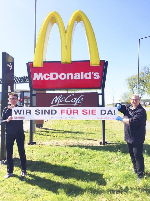Frauke Petersen-Hanson und Restaurant Managerin Stefanie Kofler von MC Donalds Dibbersen | Foto: Busch