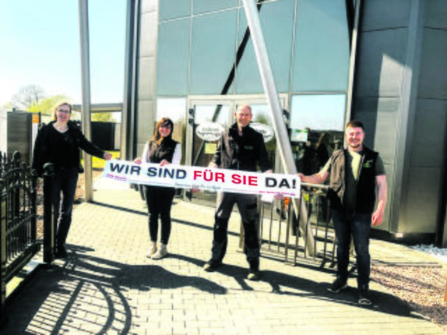 Kerstin Wegner (v.li.), Kimberley Peters, Thomas Klingspohr und Christopher Riebandt von Ambiente Zaunbau GmbH (Hanomagstr. 7) in Buchholz | Foto: Falke