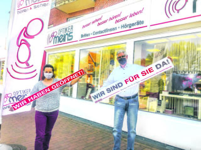 Jacqueline Meyer (li.) und Uwe Meins von Optiker Meins in Buchholz, Tostedt und Jesteburg | Foto: WOCHENBLATT