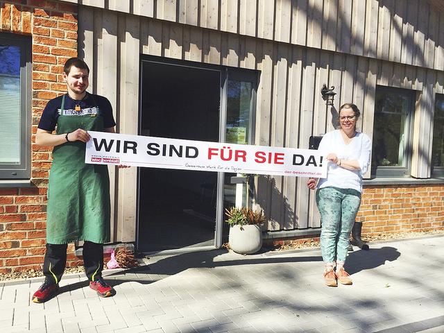 Annegret Aldag und der Auszubildende Hagen Hohensee von Living Schuhs aus Handeloh | Foto: WOCHENBLATT