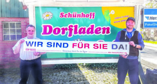 Arno Westerwick (li.), Inhaber des Dino Dorfladens in Otter und Kunde Dennis Nitschke | Foto: WOCHENBLATT