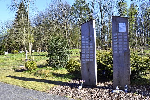 Mit Hilfe von Namentäfelchen an der Namenssäule können die Angehörigen sehen, wo ihre Liebsten beigesetzt wurden