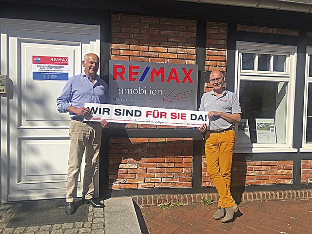 Thies Hauschildt (li.) und Arndt Bömelburg von Remax Immobilien (Lindenstr. 19) in Buchholz | Foto: WOCHENBLATT