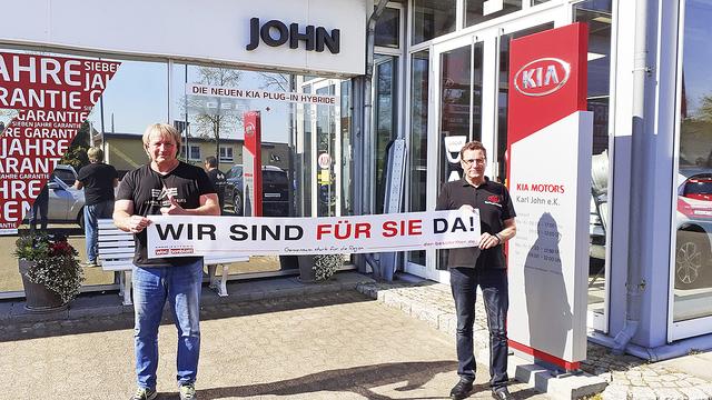 Roman Stein von Automobile Stein und Karl Christian John vom Autohaus John (beide Bremer Straße) in Tostedt | Foto: WOCHENBLATT