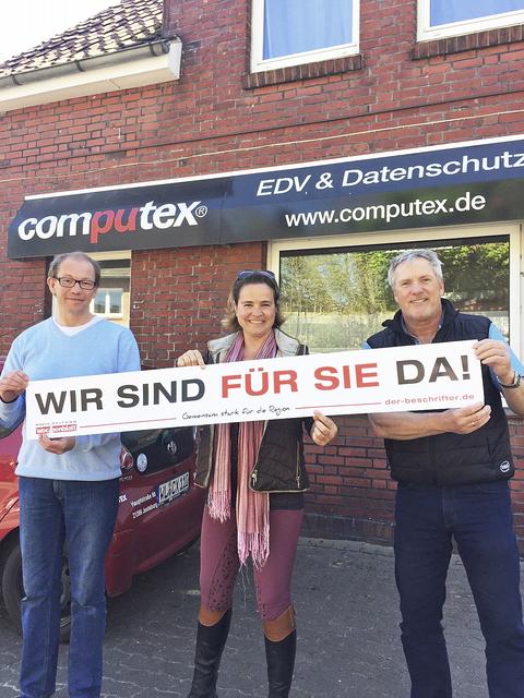 Oliver Krebs-Kallmeyer (v.li.), Romy und Wolfgang Bertram von Computex Jesteburg | Foto: WOCHENBLATT