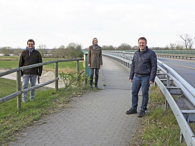 An der Elbbrücke (v. li.): Heiko Scharnweber (CDU), Dörte Land (Grüne/Piraten) und Ulf Riek (Freie Wähler)   | Foto: Dörte Land