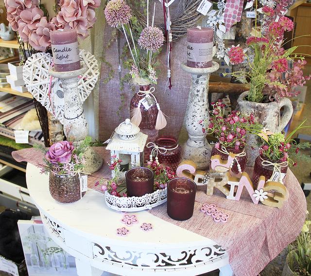 Bei den Wohnraumaccessoires liegen Rosa, Weiß und Silber im Trend