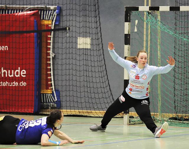 Bei Punktspielen der 2. Bundesliga, die wegen Corona abgebrochen wurden, konnte sich Luchs-Torhüterin Zoe Ludwig mit tollen Paraden auszeichnen. Jetzt trägt sie in Bus, Bahn und im Einzelhandel eine Maske mit Luchse-Logo (kleines Foto)