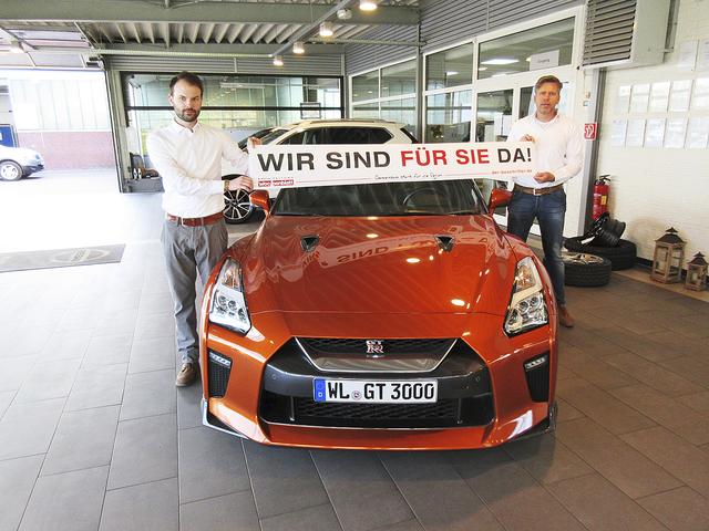 Automobilverkäufer Lukas-Alexander Tödter (li.) und Geschäftsführer Marco Lohmann vom Autohaus Lohmann in Heidenau | Foto: AH Lohmann 