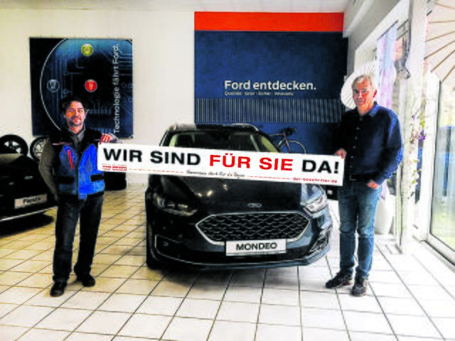 Mitarbeiter Ibrahimi Ramus (li.) und Uwe Speckin vom Autohaus Toppenstedt in Toppenstedt  | Foto: WOCHENBLATT