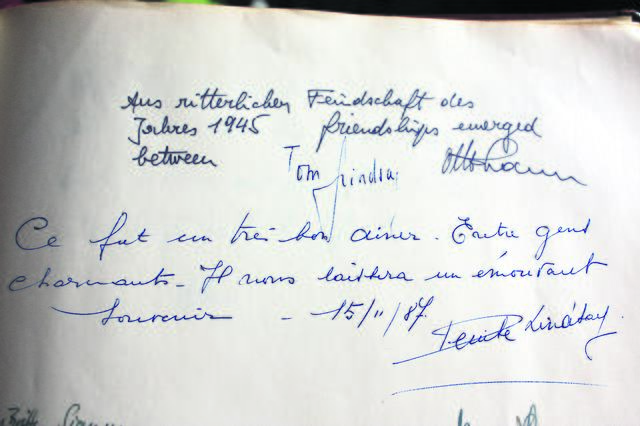 Auszug aus dem Gästebuch: Die Verhandlungsführer Tom Lindsay und Otto von Laun trafen sich später im Hotel Hoheluft wieder