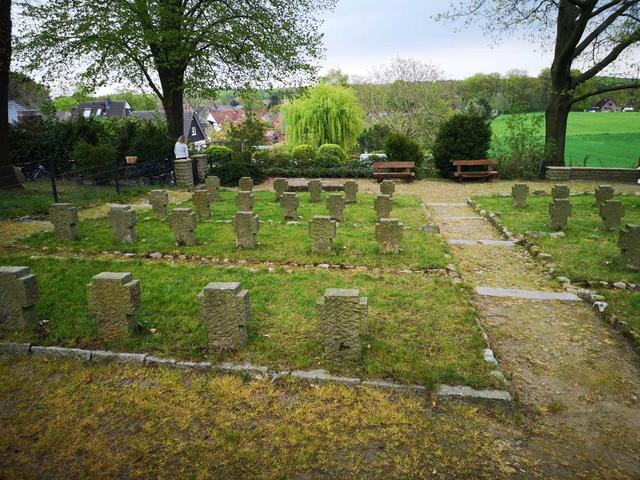 Der Großteil der in Vahrendorf Begrabenen ist bei den Kämpfen am 26. April 1945 gefallen. Die meisten Gefallenen waren nicht einmal 20 Jahre alt. Sie wurden zunächst in Massengräbern beerdigt. Der Soldatenfriedhof wurde 1946 angelegt