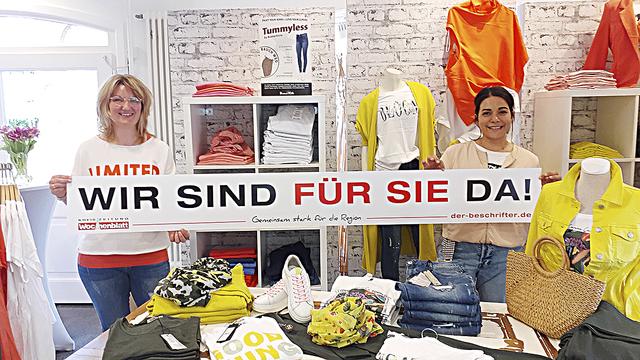 Meike Eggers (li.) und Nese' Sakir vom Modehaus Herzstück in Tostedt  | Foto: WOCHENBLATT
