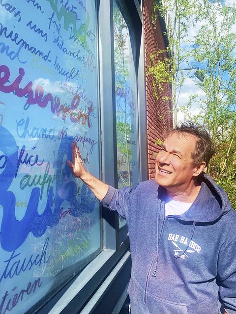 Nähe, Familie, Risikogruppe und Ungewissheit - Worte wie diese lesen die Jesteburger aktuell an der Fassade ihres Kunsthauses. Der Künstler Rupprecht Matthies (Foto) hatte aufgefordert, ihm Wörter zu schicken, die für die Menschen aktuell von Bedeutung sind. Das Ergebnis ist eindrucksvoll und trägt den Titel "Worte zur Zeit".