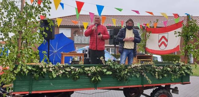 Mit alten Hits sorgte „DJ Dirk“ Ludewig (Mitte) für eine gelungene Abwechslung | Foto: Privat