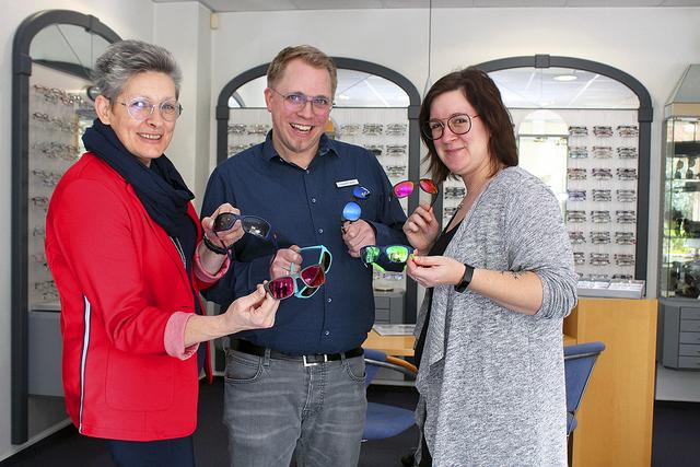 Das Cotte-Team mit (v.li.) Melanie Burfeindt, Sebastian Beiler und Annabell Küper hält jetzt attraktive Sonnenbrillen-Angebote bereit. Das Foto entstand vor der Mindestabstands-Regelung