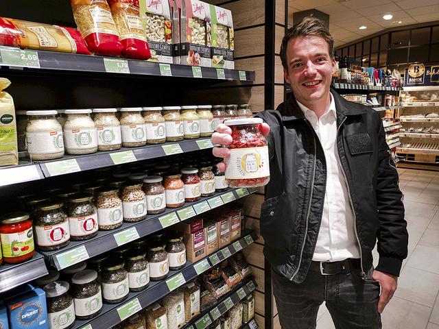 Christian Drewes in der neuen Abteilung für unverpackte Lebensmittel