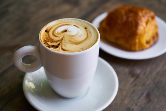 Bei Kaffee und Frühstück klönen und Deutsch lernen
