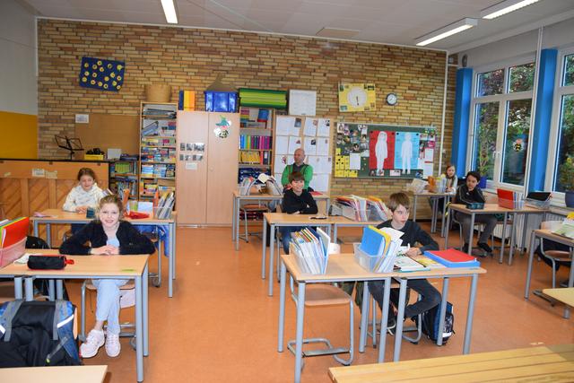 Jeder sitzt für sich allein: So sieht der Unterricht an der Grundschule Maschen zu Corona-Zeiten aus | Foto: ts