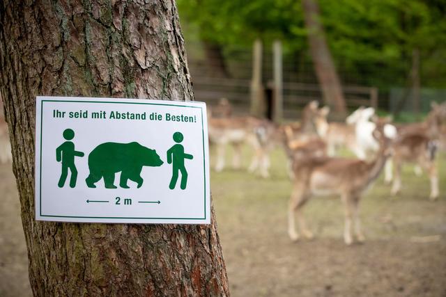 Mit entsprechenden Hinweisschildern wird auf die Abstandsregelung zur Sicherheit der Besucher hingewiesen