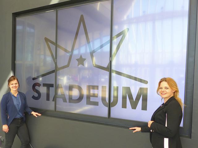 Silvia Stolz (re.) und Sylvia Pohl mit dem neuen Stadeum-Logo