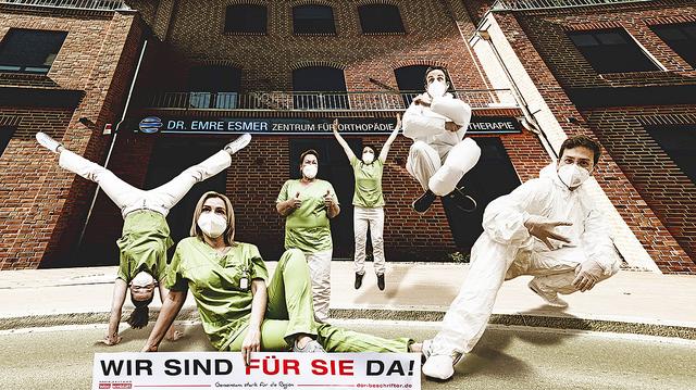 Dr. Emre Esmer (re.) und sein Team von der Privatpraxis für Orthopädie und Stoßwellentherapie (Hauptstr. 47) in Jesteburg sowie Fotograph und Grafikdesigner Ayhan Keser (2. re.) | Foto: Ayhan Keser