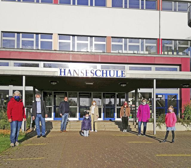 Mitarbeiter des Modehauses Düsenberg & Harms haben 80 Masken an die Hanseschule in Winsen übergeben | Foto: Düsenberg & Harms