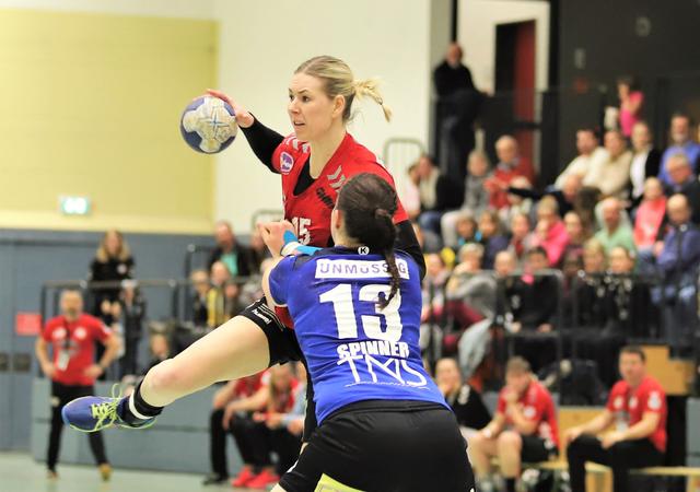 Rückraumspielerin Kim Berndt (am Ball) erzielte auch aus dem Sprungwurf zahlreiche Treffer   für die "Luchse" in der Zweitliga-Saison 2019/20 | Foto: cc