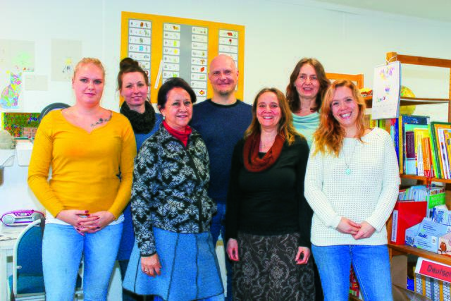 Beim Lernen werden die Schüler u.a. begleitet von (v.li.): Justine Kuck, Silke Rieper-Langheld, Julia Völker, Markus Kleibrink (pädagogischer Schulleiter), Manuela Mahlke-Göhring, Annemarie Scherb und Jennifer Deane