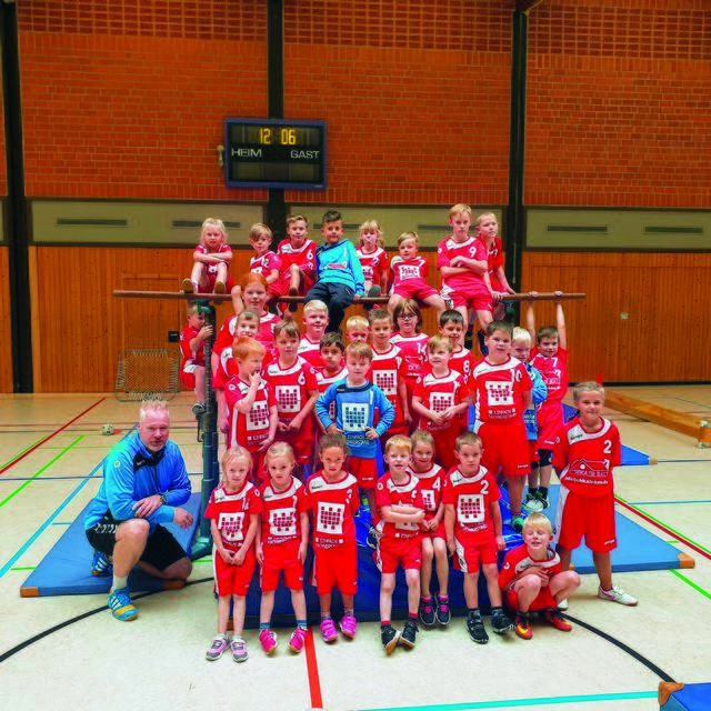 Oldendorfer Minis mit Trainer Daniel Fehse (li.)
