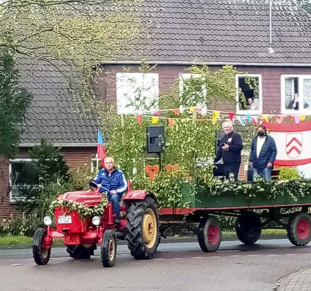 Die Musik kam mit dem geschmückten Festwagen | Foto: Privat