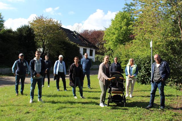 Sie sammeln Spenden, um ihren Nachbarn nach dem Hausbrand auszuhelfen: Hardy Benecke (v. li.), Rick Kolkmann, Leonard Dieker, Ortsbürgermeisterin Christiane Albowski, Sandra Kolkmann, stv. Ortsbürgermeister Andreas Schubert, Kira Wenzel mit Baby Loki, Roy Kolkmann, Silvia Benecke und Kurt Dieker