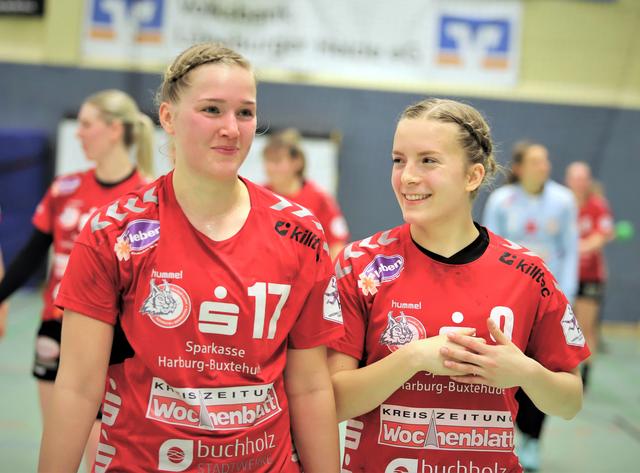 Julia Herbst (li.) bekam vom WOCHENBLATT-Verlag einen Ausbildungsplatz. Das Foto mit ihrer Teamkameradin Marthe Nicolai wurde vor der Corona-Krise aufgenommen  | Foto: cc
