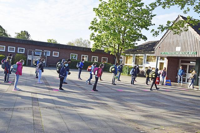 Unter Einhaltung der Abstandsregel betreten 25 Jungen und Mädchen der vierten Klassen die Grundschule Maschen | Foto: ts