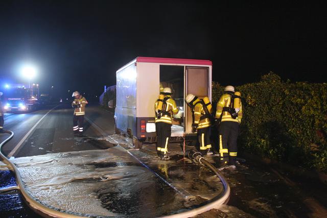 Die Feuerwehr löschte den Brand und holte eine Gasflasche aus den Imbisswagen, bevor diese explodieren konnte
