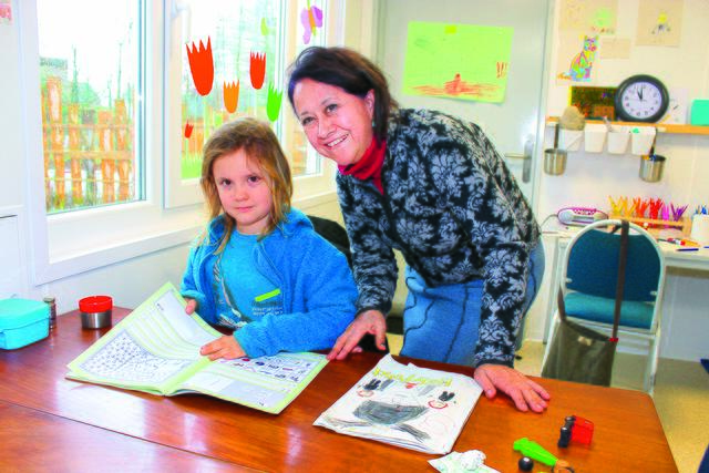 Julia Völkers hilft Mattis (8) beim Lesen | Foto: sb