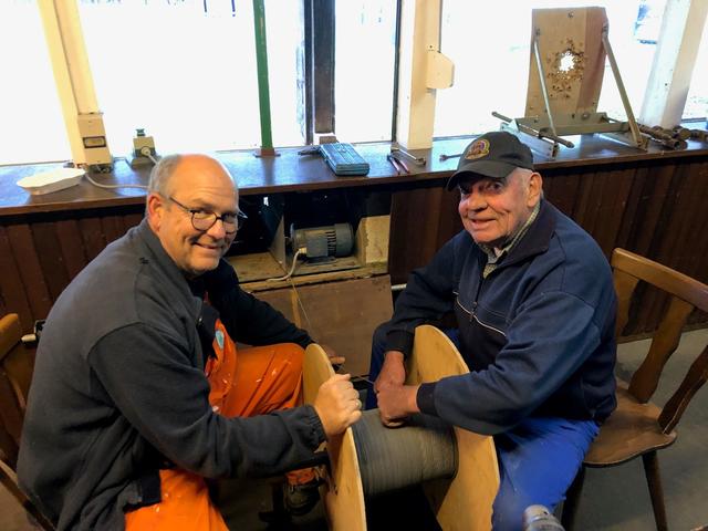 Bei einem vorangegangenen Arbeitseinsatz im Schießstand: Ruhne Sörensen (li.) und Manfred Reinfeld  | Foto: Schützenverein Tostedt