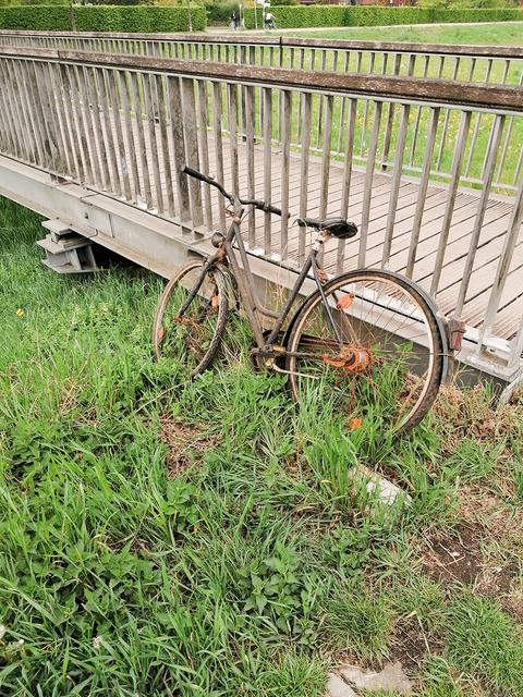 Das Fahrrad an der Brücke Foto: thl