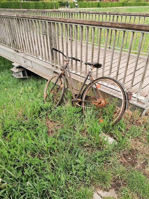 Das Fahrrad an der Brücke   Foto: thl