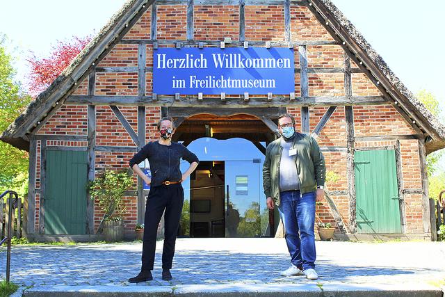 Museumsdirektor Stefan Zimmermann und Kaufmännische Geschäftsführerin Carina Meyer begrüßten am Mittwoch die Gäste des Freilichtmuseums am Kiekeberg und informierten über den Hygieneplan - u.a. muss im Agrarium eine Mund-Nase-Schutzmaske getragen werden