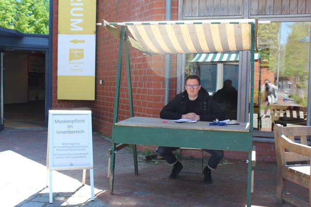 Ben Gschwentner macht im Freilichtmuseum eine Ausbildung zum Veranstaltungskaufmann. Am Mittwoch kontrollierte er die Besucher vor dem Agrarium. Um die Umsetzung der Schutzmaßnahmen sicherzustellen, muss das Museum einen vermehrten Aufwand bei den Aufsichten betreiben. Die Museumsmitarbeiter wechseln sich ab